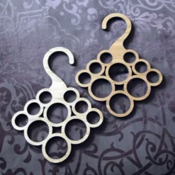 آویز شال و روسری طرح خوشه انگور مدتی بود برای دنبال طرحی برای آویزان کردن شال و روسری به دنبال طرحی خاص بودیم که این مدل رو طراحی کردیم که به صرفه تر از فلز و سبک و مقوام است مستوانید با این محصول نظم خاصی به شال و روسری های بدهید 